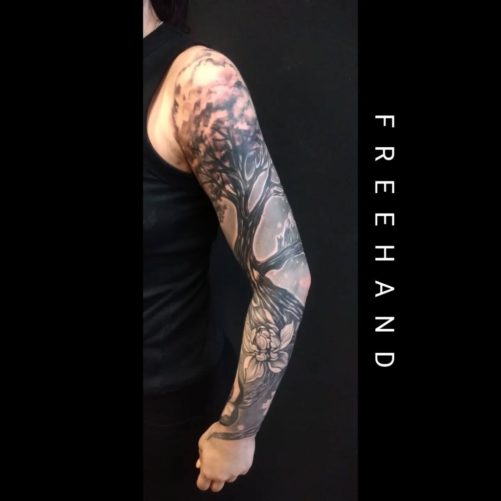 Černobílé tetování, rukáv. Freehand, rodina,květy, strom