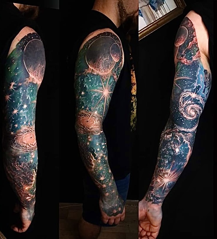 Vesmír. Barevné tetování. Rukáv. Galaxie, planety, hvězdy